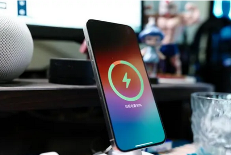 淮阴苹果15换屏服务分享用什么充电器给iPhone15充电更好 